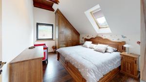 a bedroom with a large bed with a wooden headboard at RODINNÁ VILA - STARÉ SPLAVY, Máchovo jezero in Staré Splavy