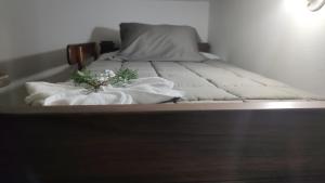 ein Bett mit weißer Bettwäsche und einer Pflanze darauf in der Unterkunft Casa Encanto in Villa de Leyva + 2 Fotos