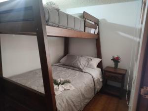 ein Schlafzimmer mit einem Etagenbett mit einem Backofen in der Unterkunft Casa Encanto in Villa de Leyva