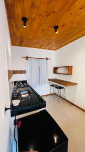 una cocina con fregadero y encimera en Studio 64 - Trancoso, en Porto Seguro