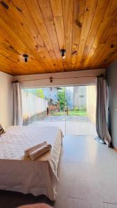 Un dormitorio con una cama grande con techo de madera. en Studio 64 - Trancoso, en Porto Seguro 14 fotos más