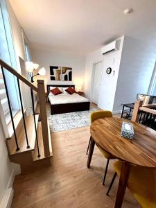 Ένα ή περισσότερα κρεβάτια σε δωμάτιο στο Tiny Penthouse Big Balcony Central & Cozy