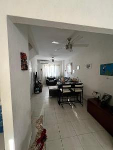 Casa Cancún في كانكون: غرفة معيشة بها طاولة وأريكة