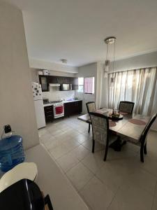 Casa Cancún في كانكون: مطبخ وغرفة طعام مع طاولة وكراسي