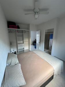 Casa Cancún في كانكون: غرفة نوم بها سرير كبير في الغرفة