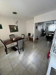 Casa Cancún في كانكون: غرفة طعام وغرفة معيشة مع طاولة وكراسي