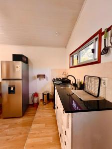 Η κουζίνα ή μικρή κουζίνα στο Secreto La Paloma Cabaña Boutique con Jacuzzi y Domo