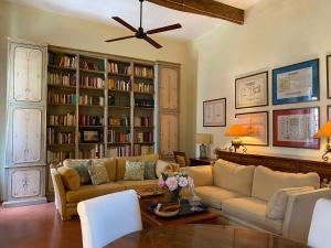 Khu vực ghế ngồi tại Palazzo Farini Bed & Breakfast