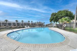 Swimmingpoolen hos eller tæt på Dock Holiday