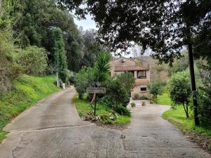 an empty road in front of a house at Chambre avec salle de bain in Penta-di-Casinca
