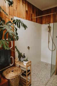 Bilik mandi di Hartwood Farm in the Huon Valley