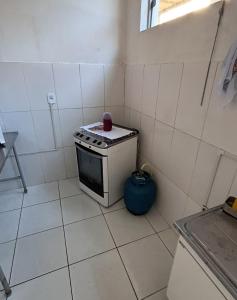 Η κουζίνα ή μικρή κουζίνα στο Flat confortável +3 φωτογραφίες