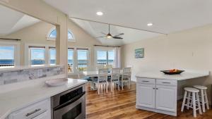 - une cuisine et une salle à manger avec vue sur l'océan dans l'établissement Luxury Waterfront Villa, à Rodanthe
