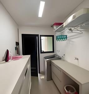 a kitchen with a sink and a washing machine at Casa Dani · CURTA! |143| Aconchegante Casa 3 suíte in Joinville