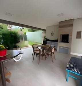 a kitchen and dining room with a table and chairs at Casa Dani · CURTA! |143| Aconchegante Casa 3 suíte in Joinville