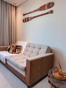 a living room with a couch and a table at Apartamento 509 com piscina Aquecida in Bombinhas