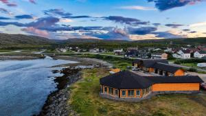 una vista aerea di una casa accanto a un fiume di Berlevåg Motell AS a Berlevåg