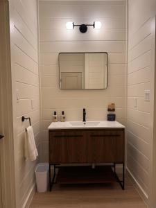 Koupelna v ubytování Private Cabin with Amazing Hilltop Views of Sunrise, Sunset and Wildlife & Hot Tub