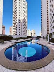 une grande piscine dans une ville avec de grands immeubles dans l'établissement Santorini 2507-Bueno, à Goiânia