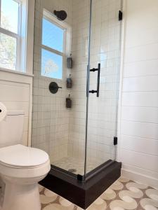 Koupelna v ubytování Private Cabin with Amazing Hilltop Views of Sunrise, Sunset and Wildlife & Hot Tub + 31 fotografií