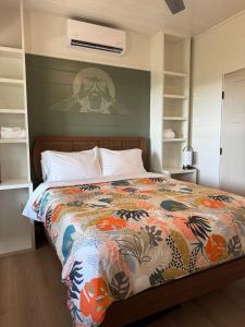 Postel nebo postele na pokoji v ubytování Private Cabin with Amazing Hilltop Views of Sunrise, Sunset and Wildlife & Hot Tub