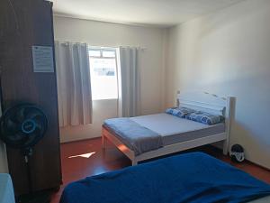 シャペコにあるQuarto sossego do Ale 2のベッド2台と窓のある寝室