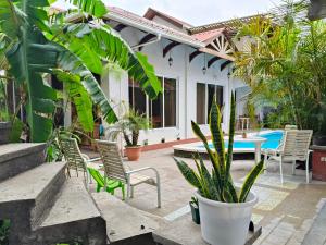 a patio with a table and chairs and plants at Residencias Los Hasses in Santiago Atitlán