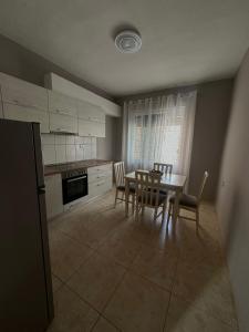 eine Küche mit einem Tisch und Stühlen in einer Küche in der Unterkunft S&E apartments in Tirana