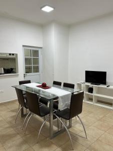 a dining room with a table and chairs at Departamento en Microcentro in Resistencia