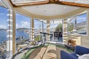 ウェリントンにあるUnique Harbour View Landingの水辺の景色が見えるリビングルーム