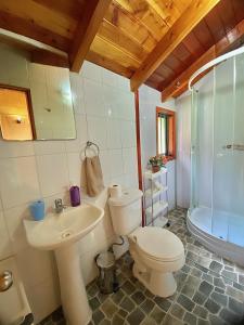 Ένα μπάνιο στο Cabañas Antualen Casa 1 +33 φωτογραφίες