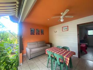 Khu vực ghế ngồi tại Gites villa bagatelle piscine et Plage à 900m