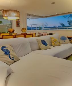 Ruang duduk di Cobertura Premium com Jacuzzi no GolfVille Resort Por Casamarinn