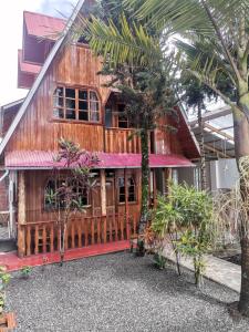 Villa RicaにあるLa Cabaña del Tonyの木造家屋(ポーチ付)