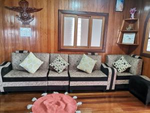 Villa RicaにあるLa Cabaña del Tonyのソファと窓のあるリビングルーム