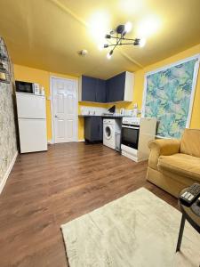 Dapur atau dapur kecil di The Tangerine Retreat by Station +21 gambar