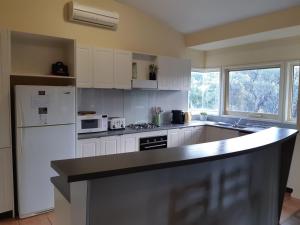 Η κουζίνα ή μικρή κουζίνα στο Holiday house among native trees overlooking wetlands +10 φωτογραφίες