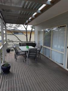Μπαλκόνι ή βεράντα στο Holiday house among native trees overlooking wetlands
