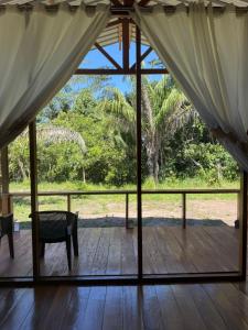 马尔多纳多港Valencia Lake Lodge的从帐篷内部看到的景象，里面有一张桌子和一把椅子。 更多53张照片