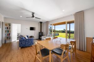 un salon avec une table et des chaises dans l'établissement Anmere Cottage, à Ventnor