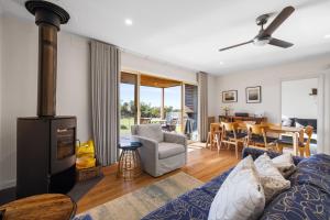 un salon avec un canapé et une cheminée dans l'établissement Anmere Cottage, à Ventnor 11 autres photos