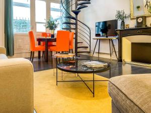 TV a/nebo společenská místnost v ubytování RétroMirabeau - CHAMBRE Suite & APPARTEMENTS de Charme - Localisation Prémium