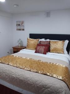 Postel nebo postele na pokoji v ubytování "Cozy Basement Retreat Just 40 Minutes to NYC!"