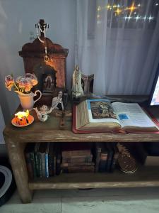 a table with an open book on top of a book shelf at Refúgio Nossa Senhora Auxílio dos Cristãos in Guapé +63 photos
