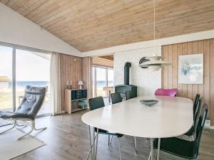 Χώρος καθιστικού στο 10 person holiday home in Farsø-By Traum