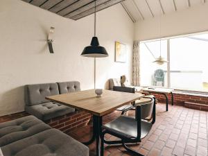 Posezení v ubytování 6 person holiday home in Brovst