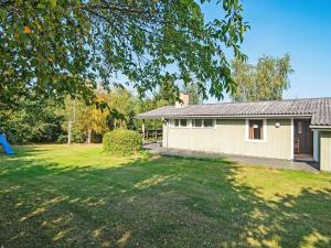 ein Haus mit einem Hof davor in der Unterkunft 6 person holiday home in Glesborg-By Traum in Glesborg