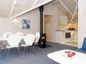 Η κουζίνα ή μικρή κουζίνα στο 6 person holiday home in Fårvang-By Traum