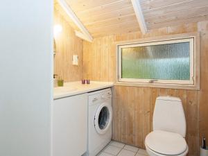 Ένα μπάνιο στο 6 person holiday home in Fårvang-By Traum +20 φωτογραφίες