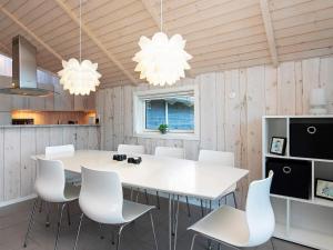 Η κουζίνα ή μικρή κουζίνα στο 8 person holiday home in Humble-By Traum